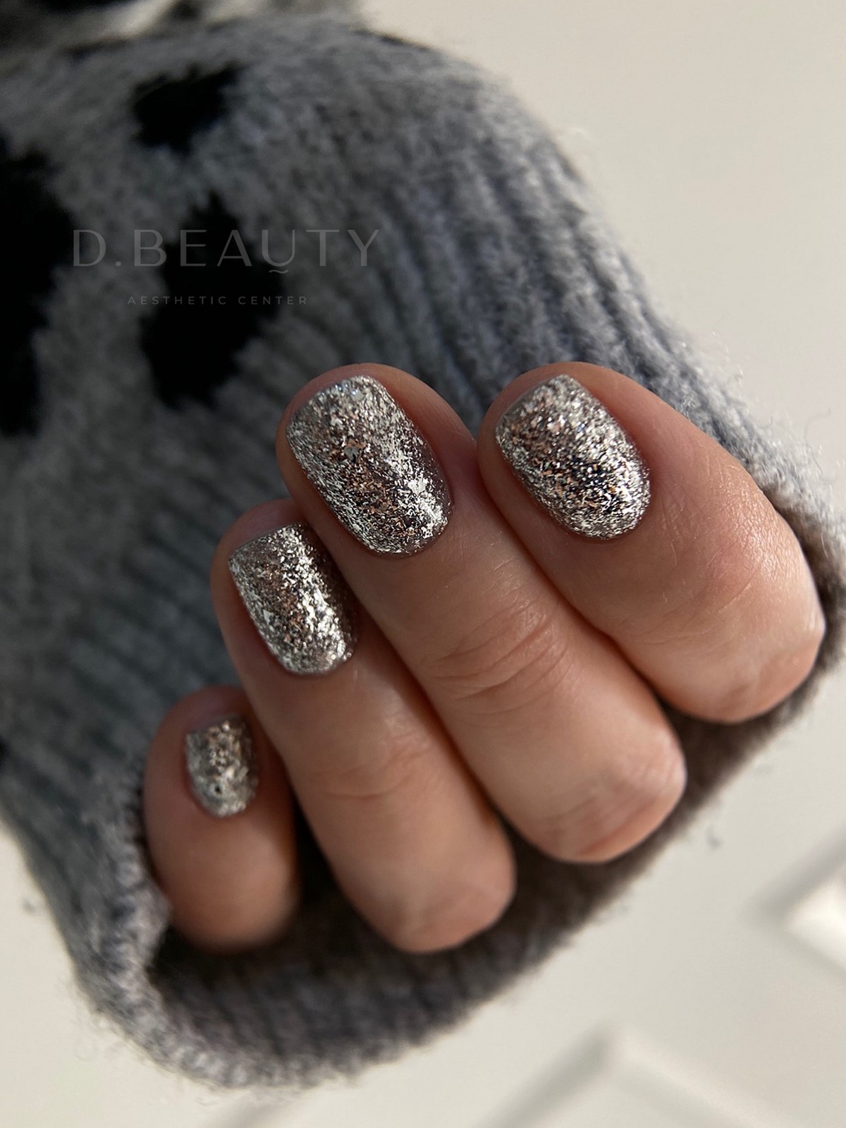 Манікюр на короткі нігті 2026 з ефектом дорогого салону