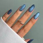 Скляний манікюр у синьому кольорі