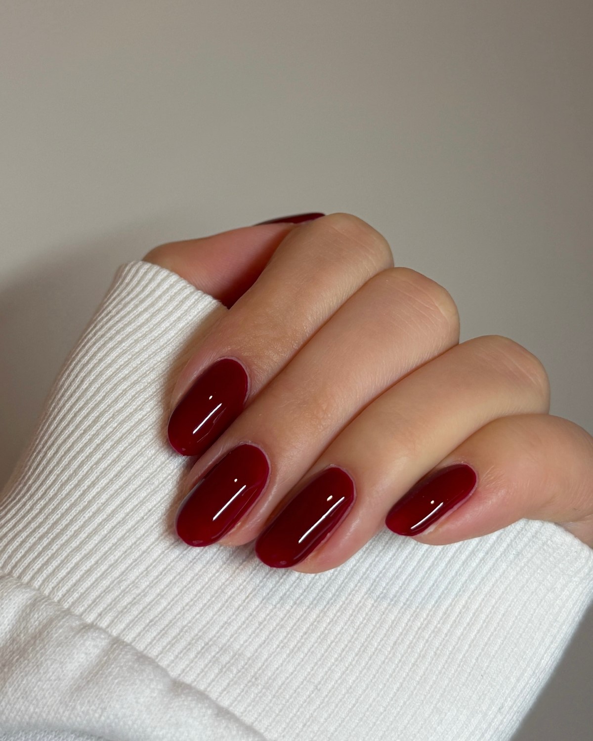 Однотонний манікюр 2026: красиві нігті зі смаком