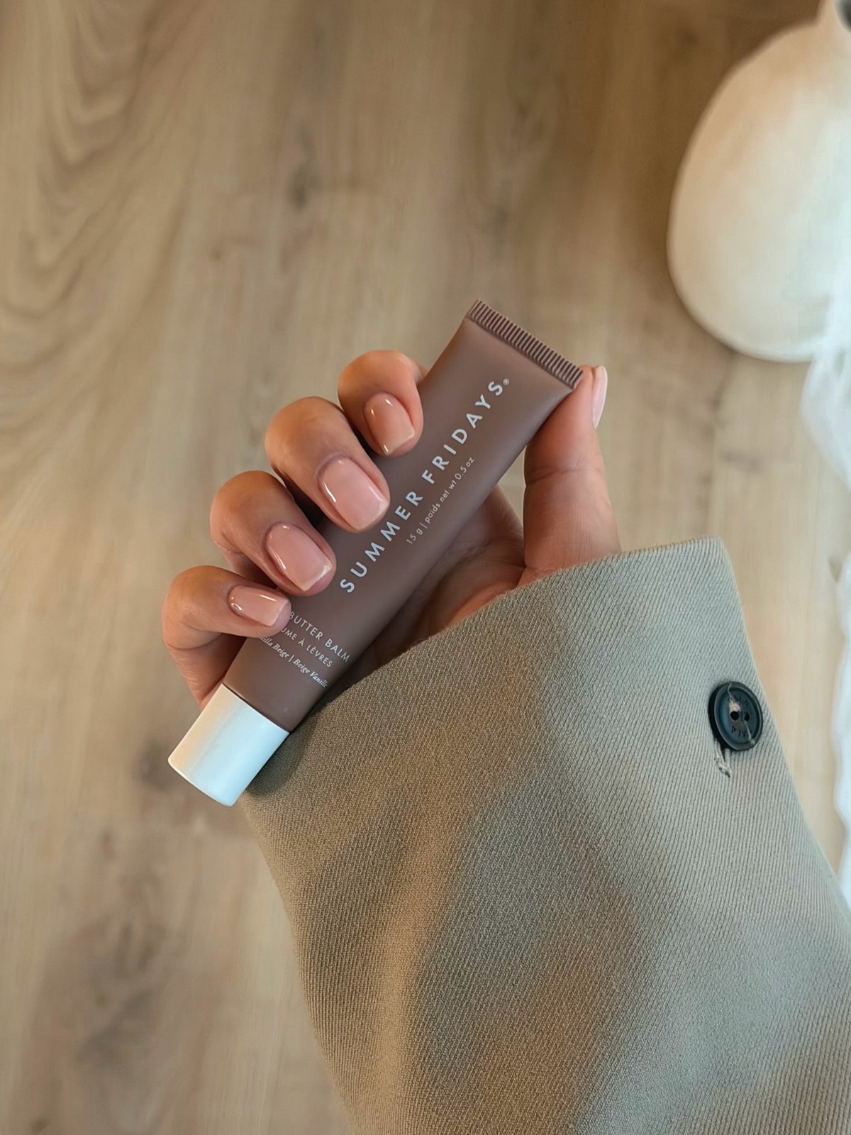 Однотонний манікюр 2026: красиві нігті зі смаком