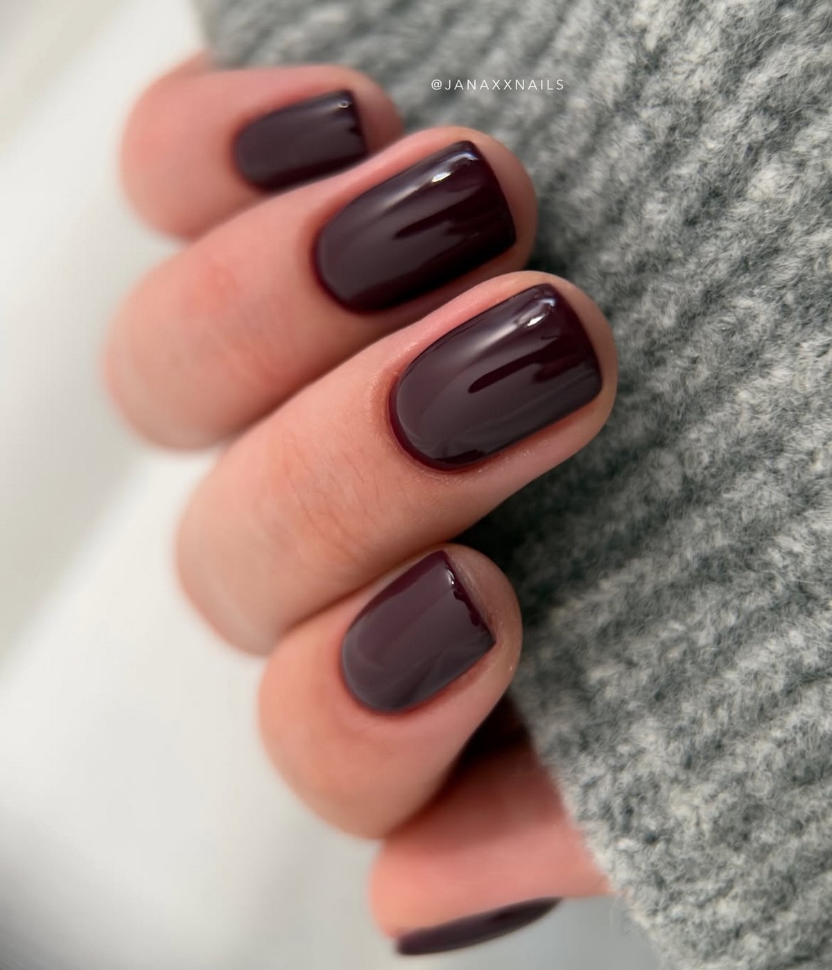 Однотонний манікюр 2026: красиві нігті зі смаком