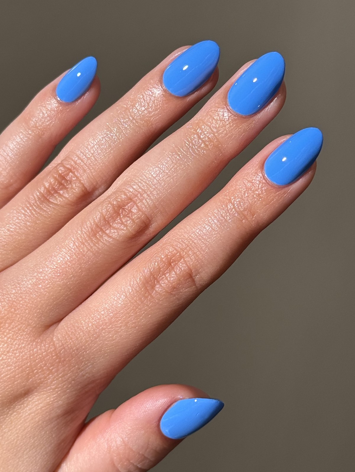 Однотонний манікюр 2026: красиві нігті зі смаком