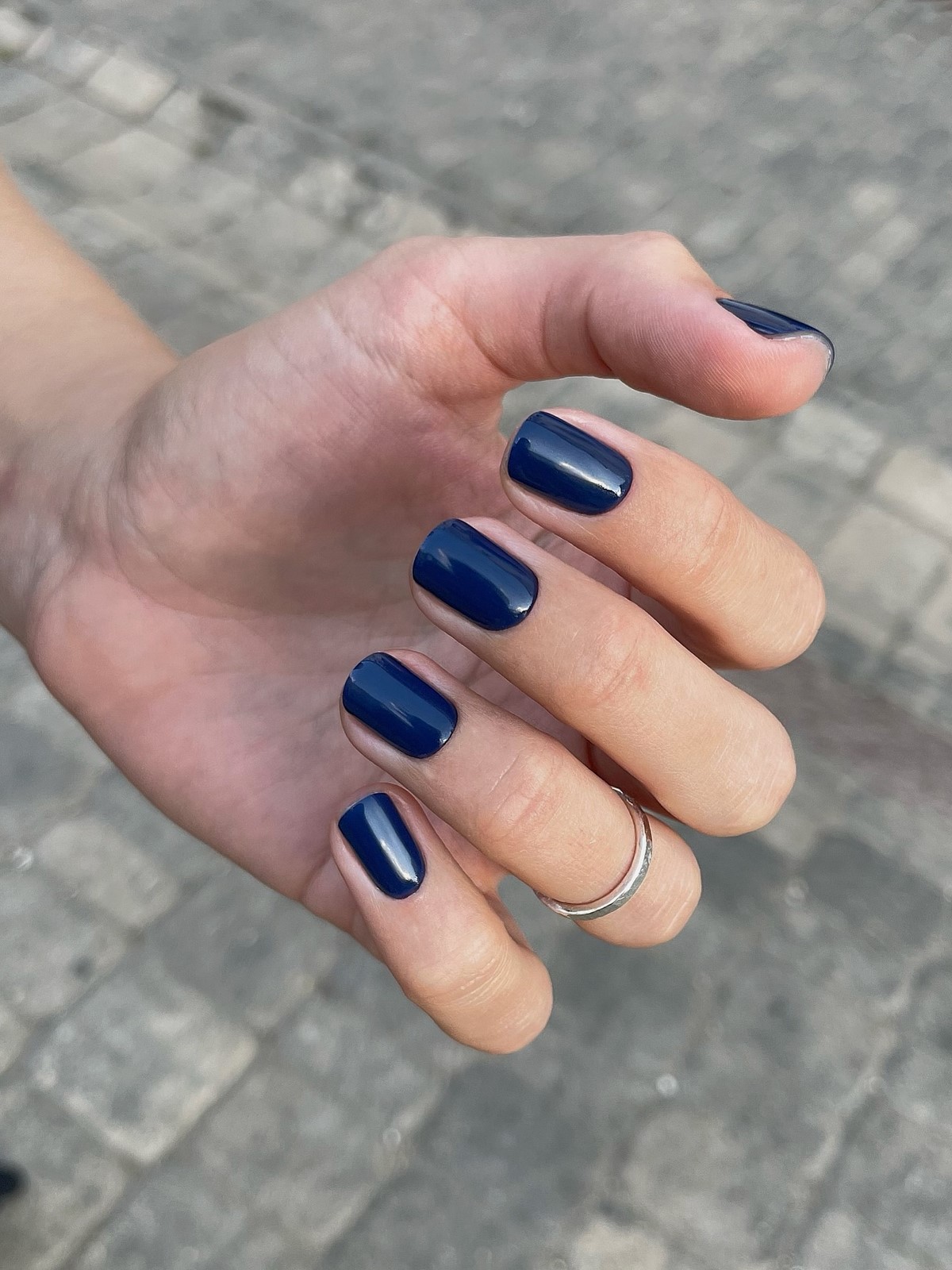 Однотонний манікюр 2026: красиві нігті зі смаком