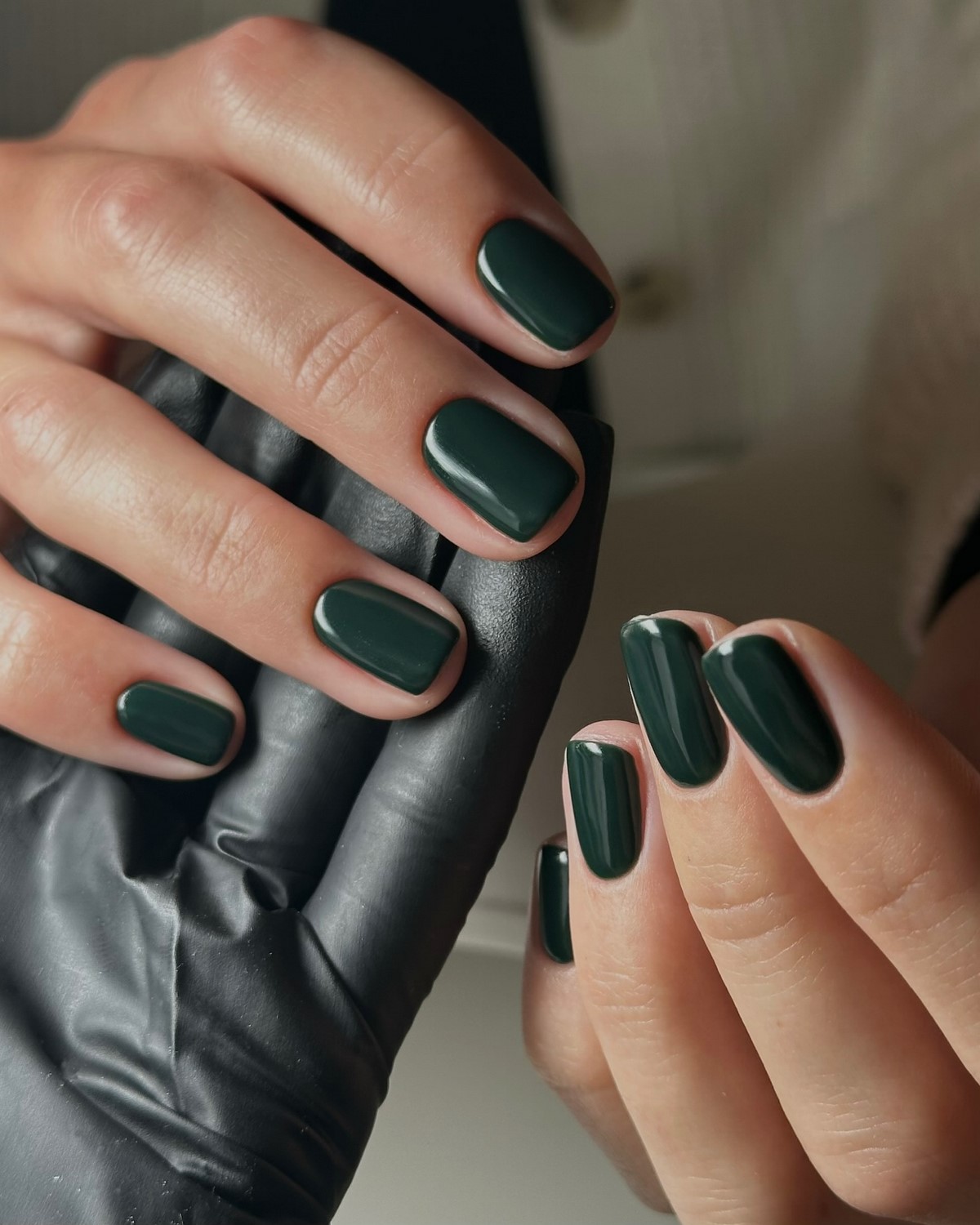 Однотонний манікюр 2026: красиві нігті зі смаком