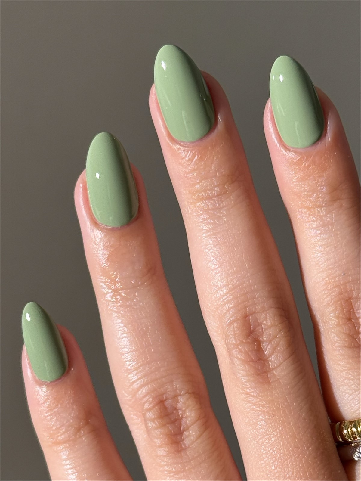 Однотонний манікюр 2026: красиві нігті зі смаком