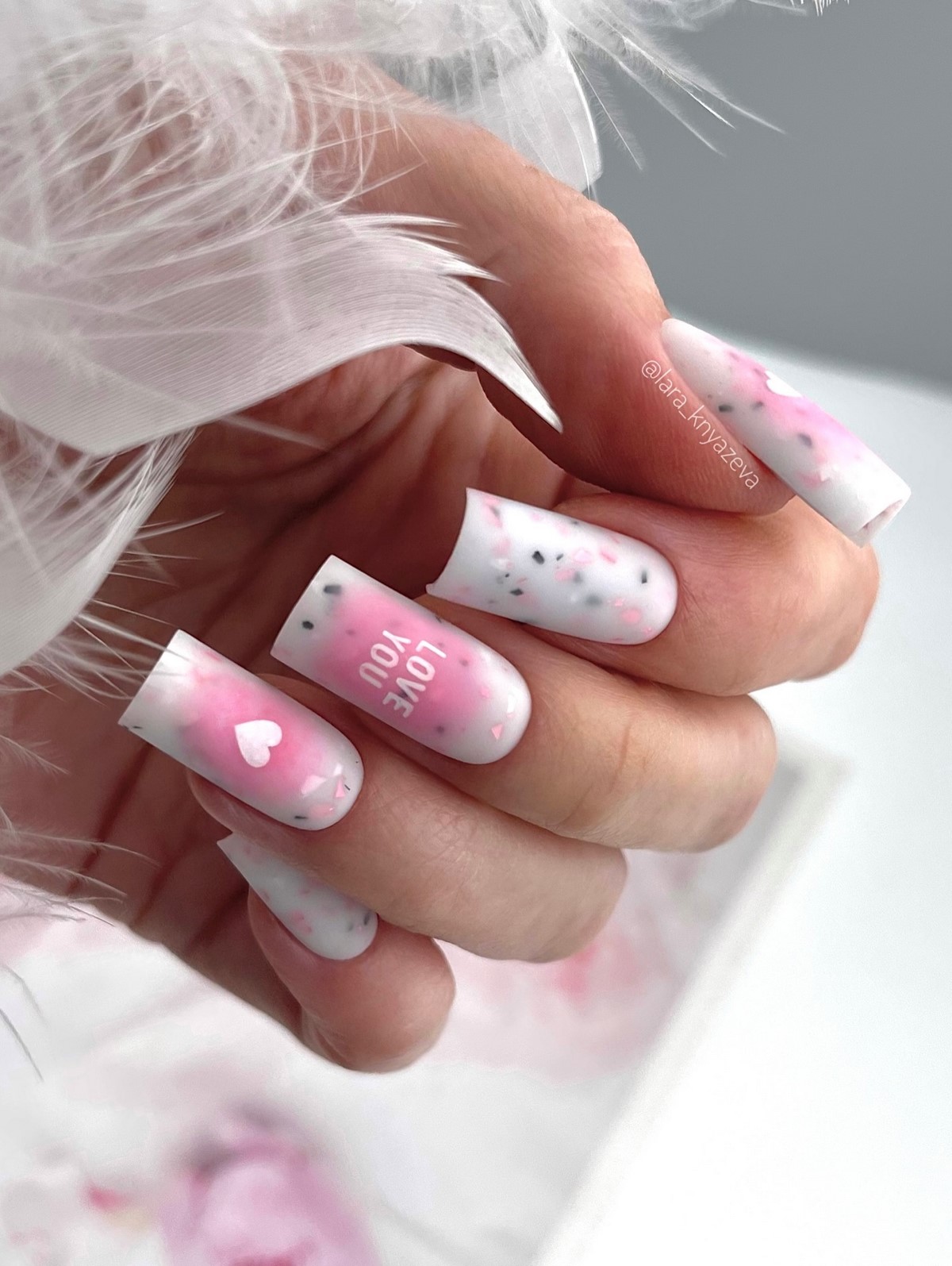 Сердечка на нігтях у лютому 2026 року: романтика в деталях