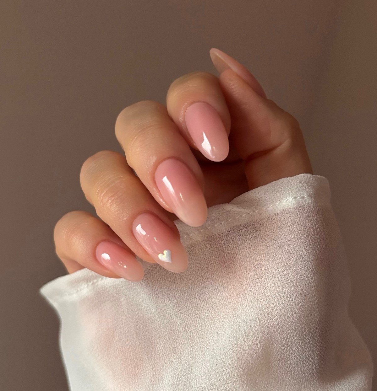 Сердечка на нігтях у лютому 2026 року: романтика в деталях