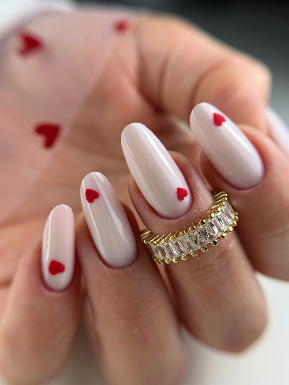 Сердечка на нігтях у лютому 2026 року: романтика в деталях