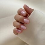 Ніжний молочний відтінок на ультракороткі нігті