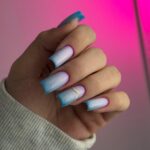 Ніжний блакитно-ліловий градієнт з делікатним сяянням на квадратні нігті