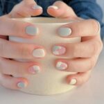 Пастельний манікюр з "негативним простором" і квітами на короткі нігті