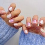 Світлий манікюр з однотонними нігтями та акцентом у вигляді френчу на декількох пальцях