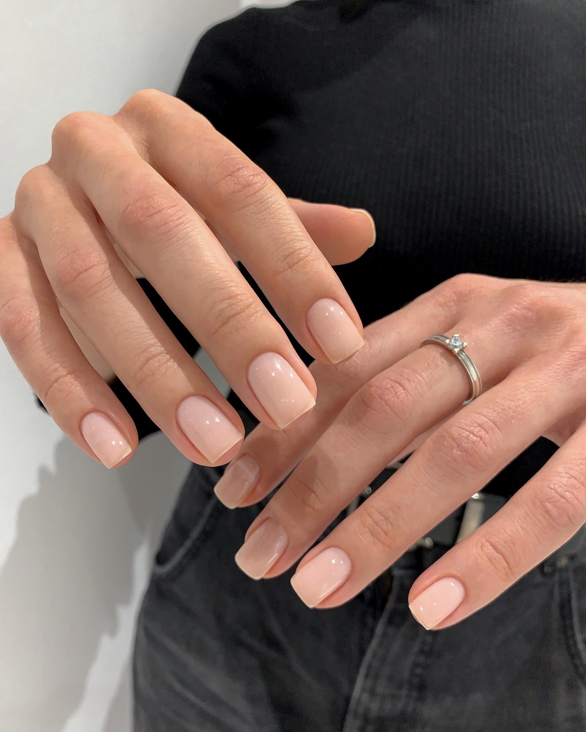 Березневий манікюр без контрастів: спокійний тон з глибшим ефектом