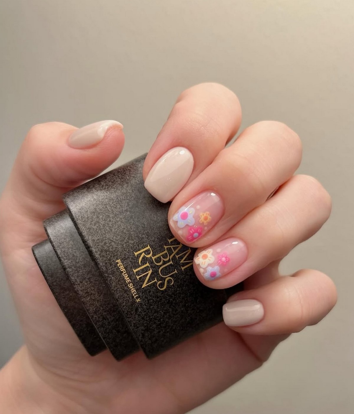 Світлий манікюр з характером: пастель, яка підкреслює стиль і статус