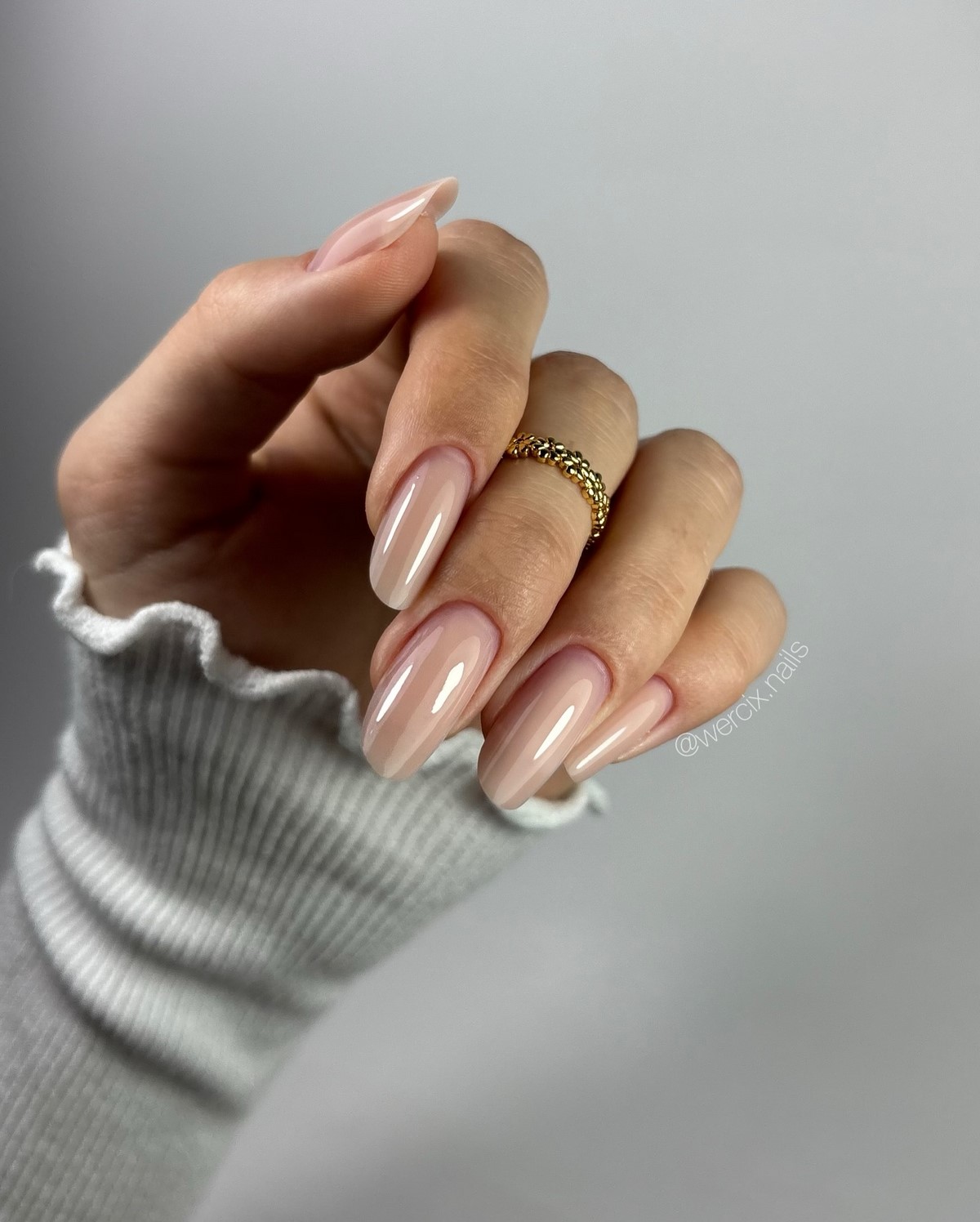 Глянцеві нігті без декору: тренд на чистоту і простоту