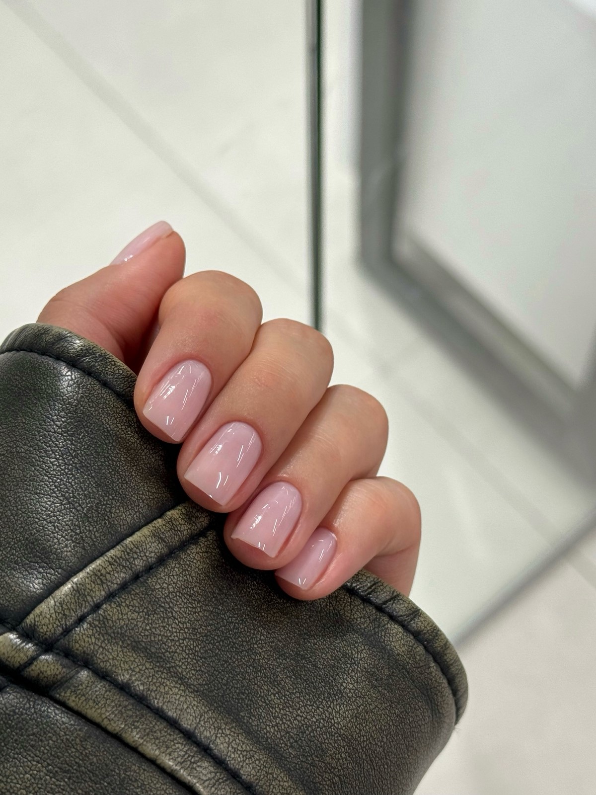 Акуратний манікюр без дизайну на весну 2026: чисті ідеї