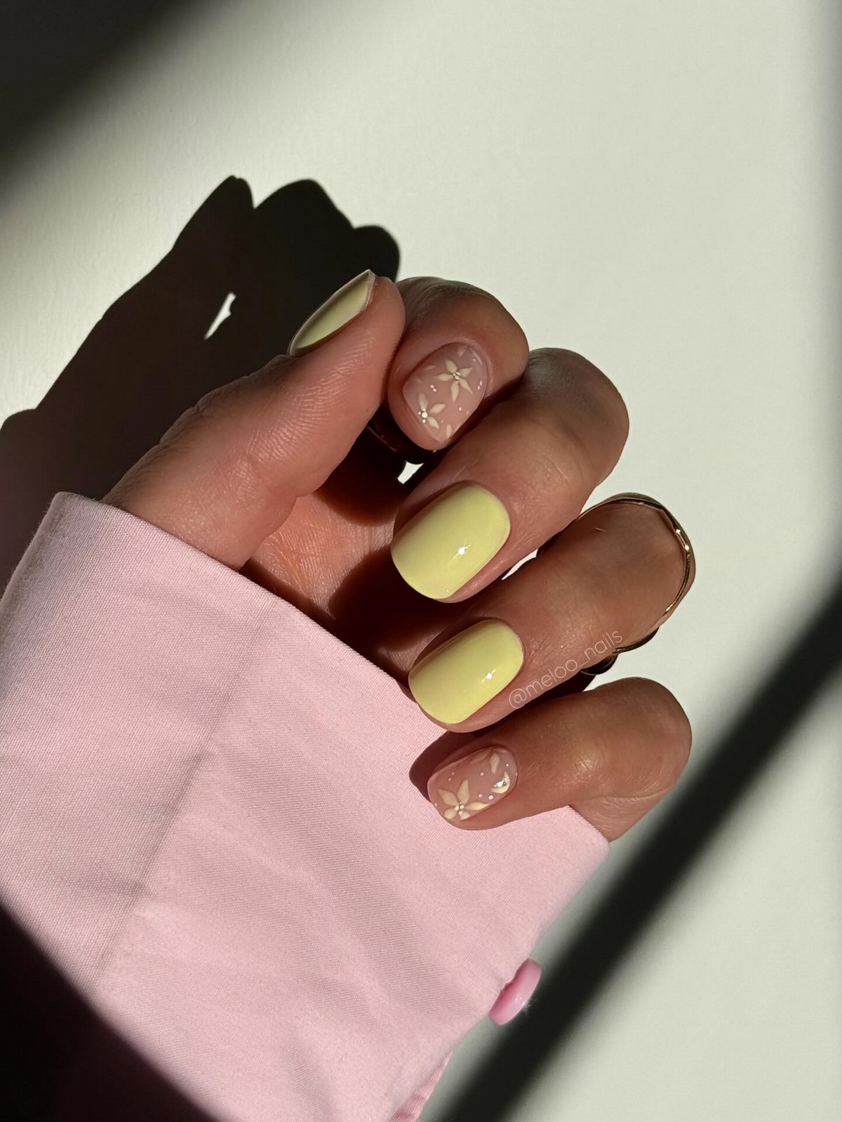 Світлий манікюр з характером: пастель, яка підкреслює стиль і статус