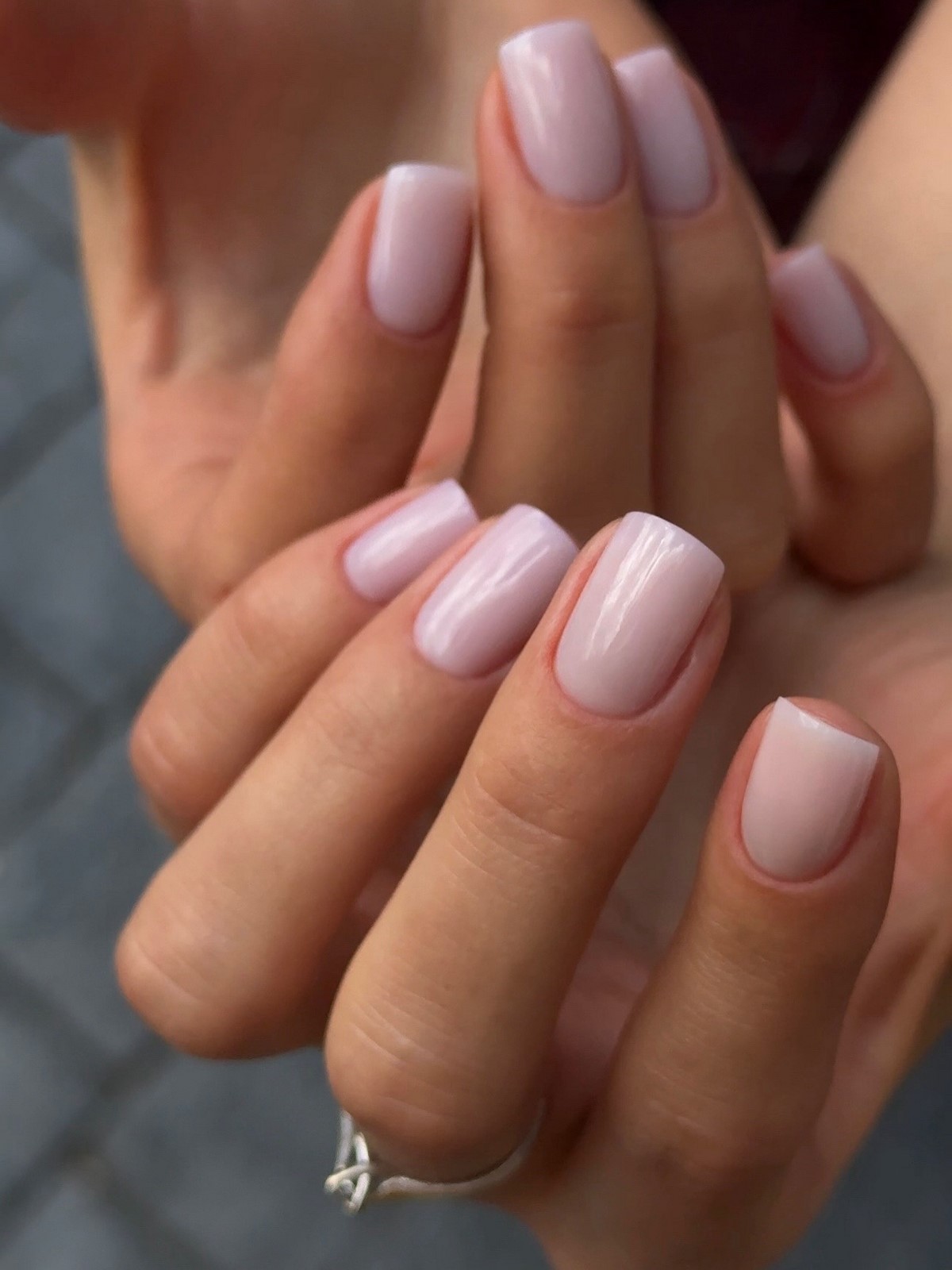 Березневий манікюр без контрастів: спокійний тон з глибшим ефектом