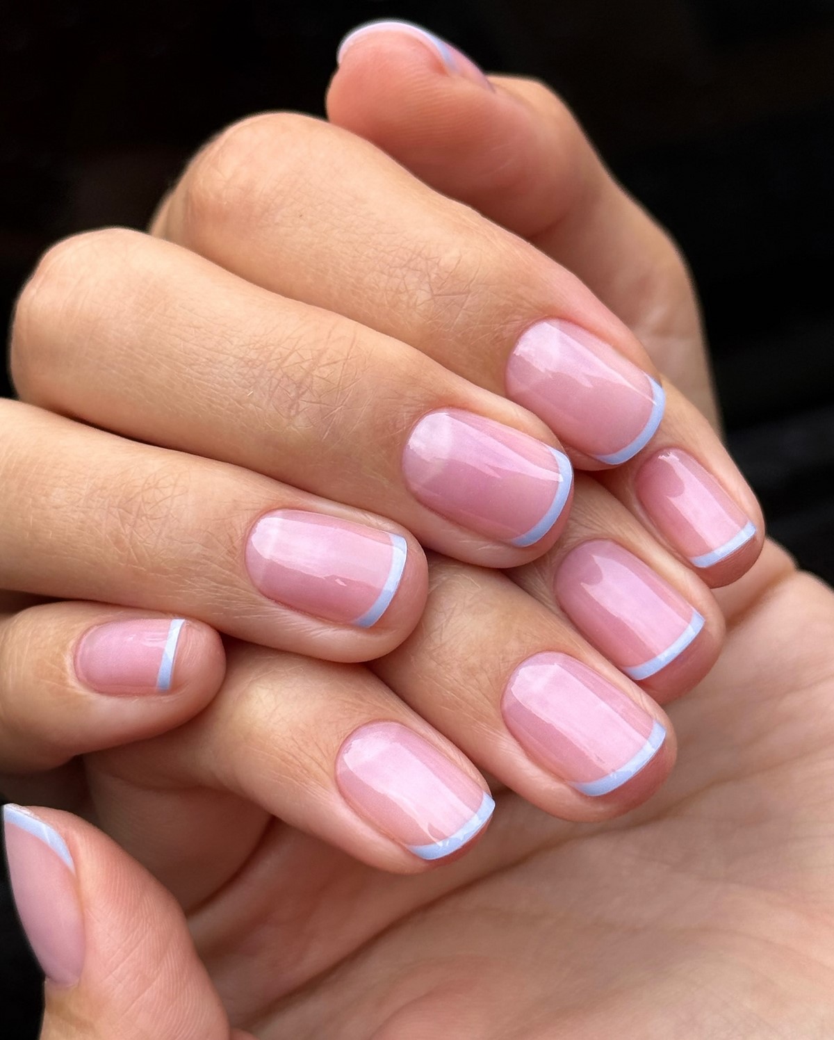 Світлий манікюр 2026 на коротку довжину: головні ідеї сезону