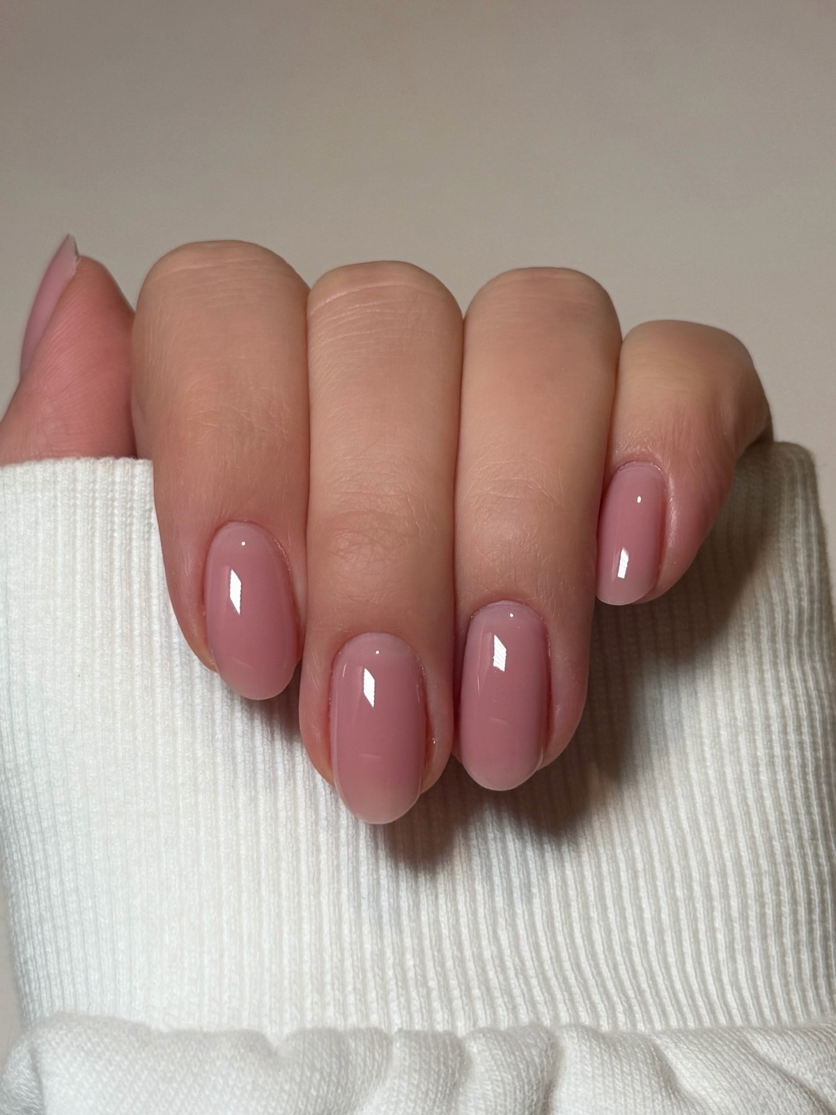 Березневий манікюр без контрастів: спокійний тон з глибшим ефектом