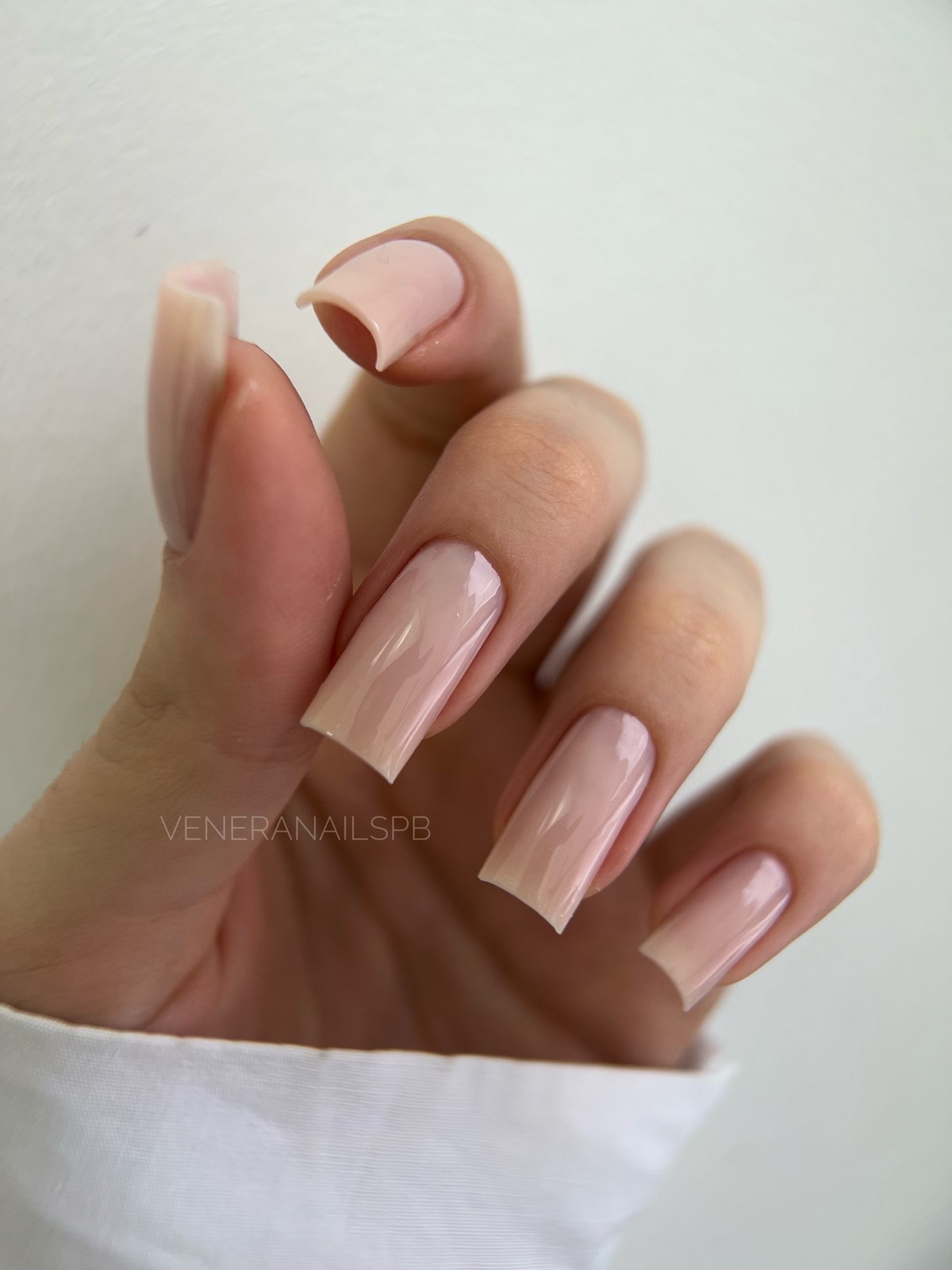 Глянцеві нігті без декору: тренд на чистоту і простоту