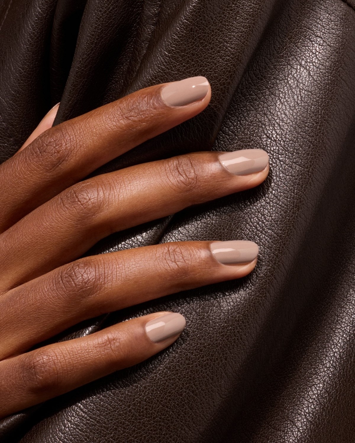 Березневий манікюр без контрастів: спокійний тон з глибшим ефектом