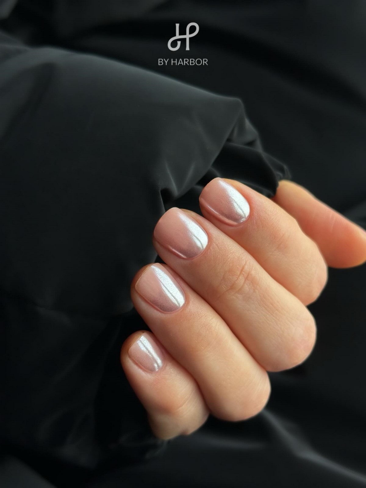 Світлий манікюр 2026 на коротку довжину: головні ідеї сезону