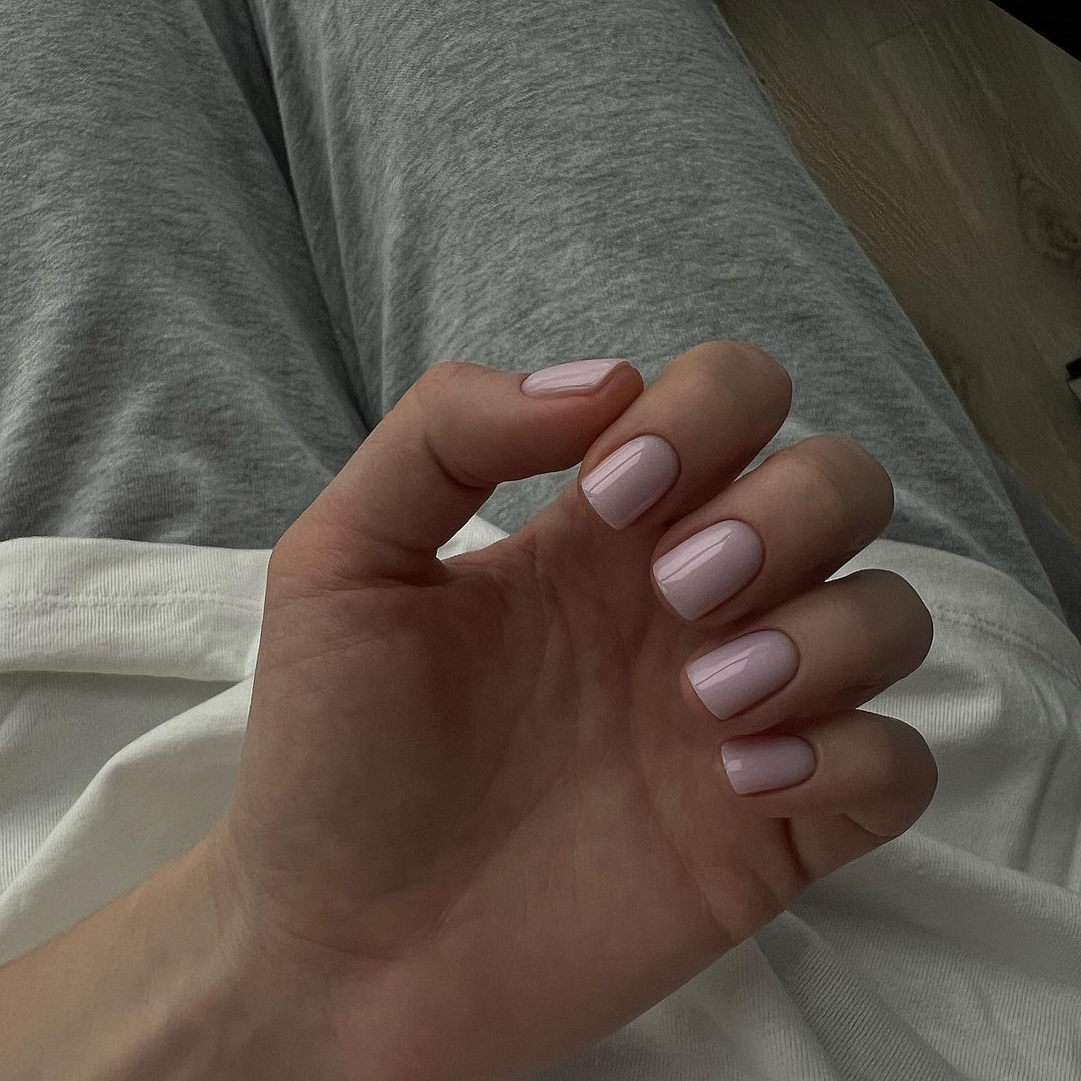 Березневий манікюр без контрастів: спокійний тон з глибшим ефектом