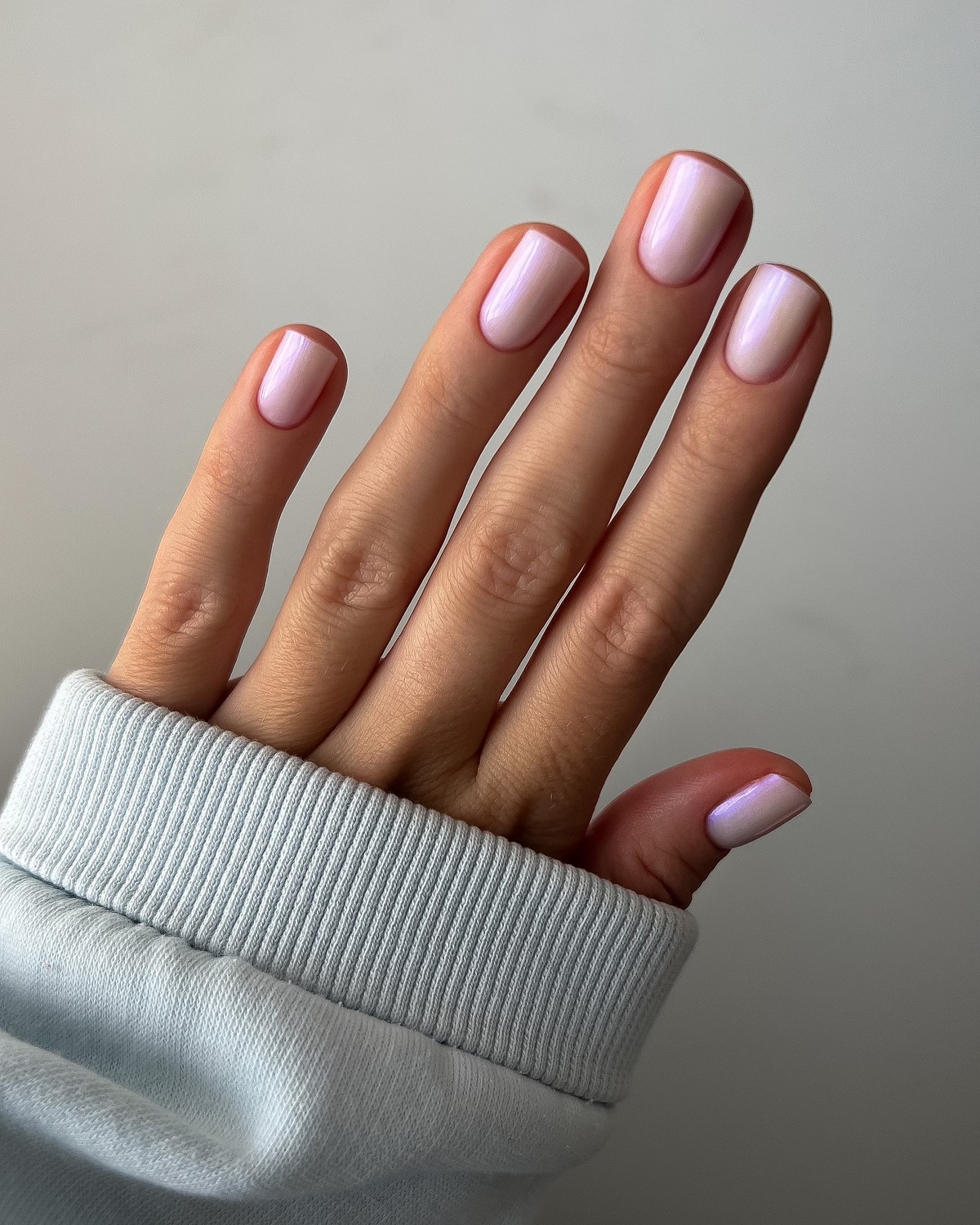 Березневий манікюр без контрастів: спокійний тон з глибшим ефектом