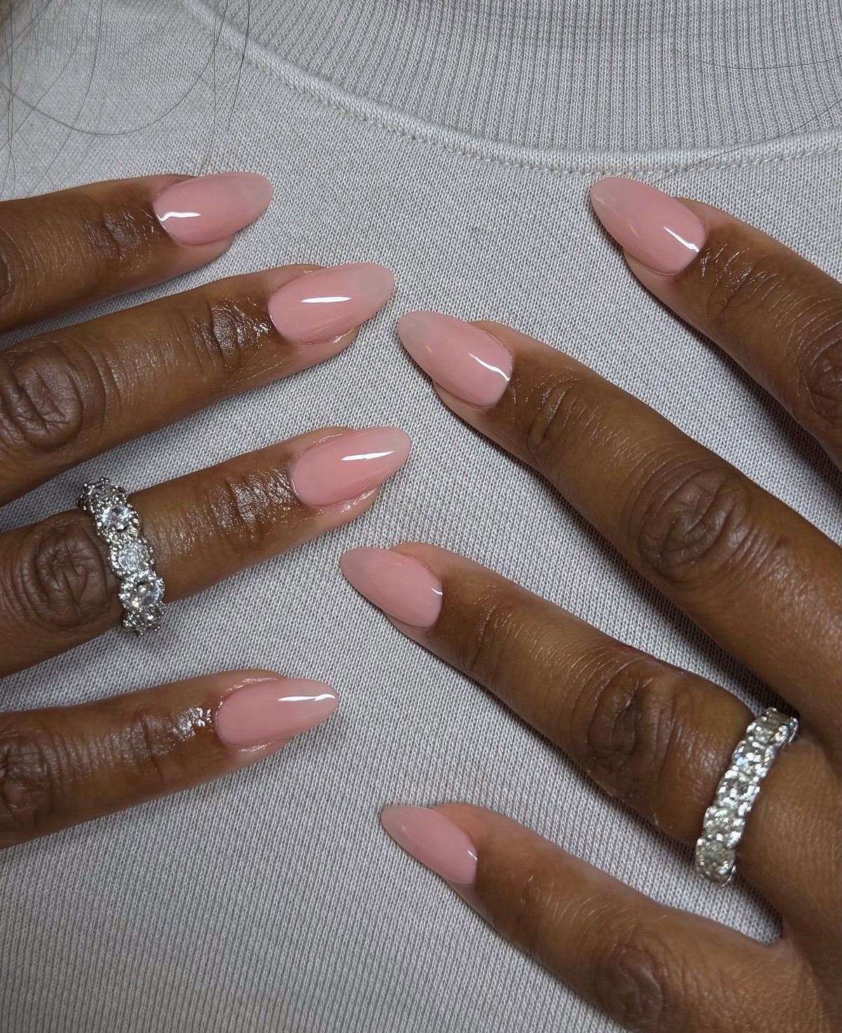 Глянцеві нігті без декору: тренд на чистоту і простоту