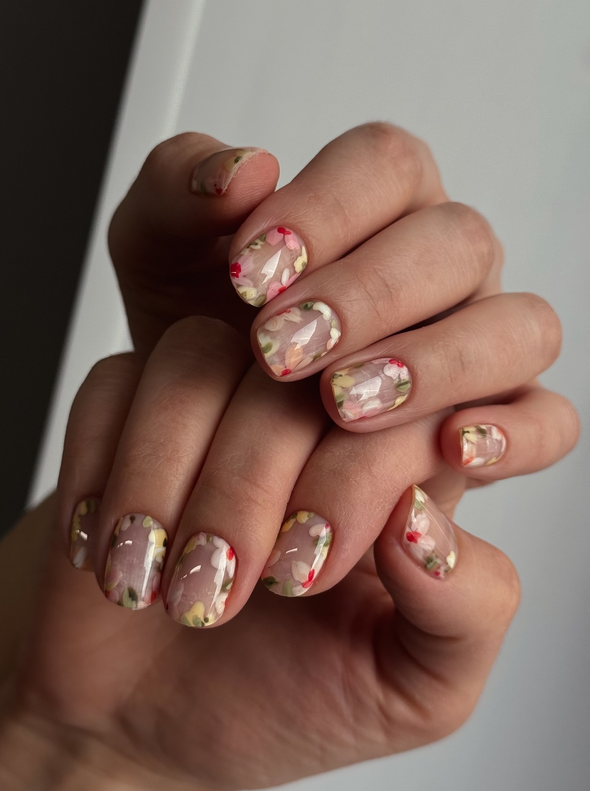 Трендовий манікюр весни 2026: фото, кольори, новинки сезону