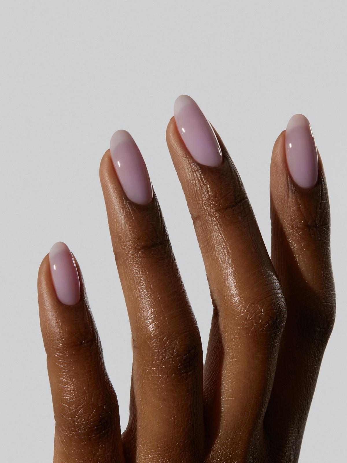 Березневий манікюр без контрастів: спокійний тон з глибшим ефектом