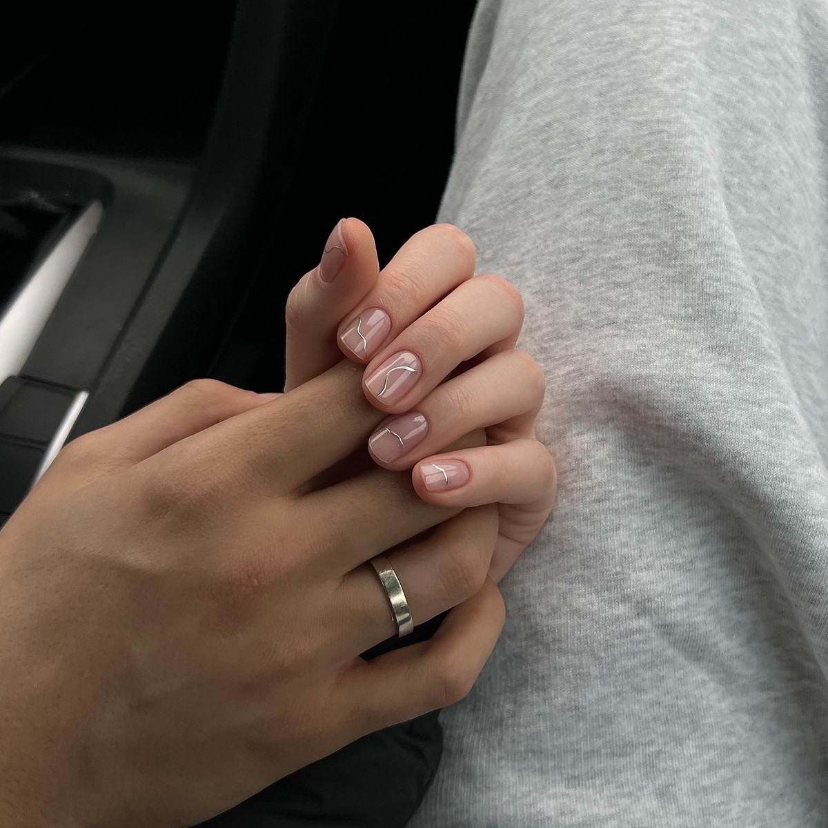 Березневий манікюр без контрастів: спокійний тон з глибшим ефектом