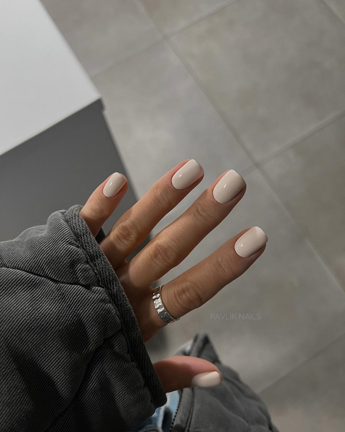 Березневий манікюр без контрастів: спокійний тон з глибшим ефектом