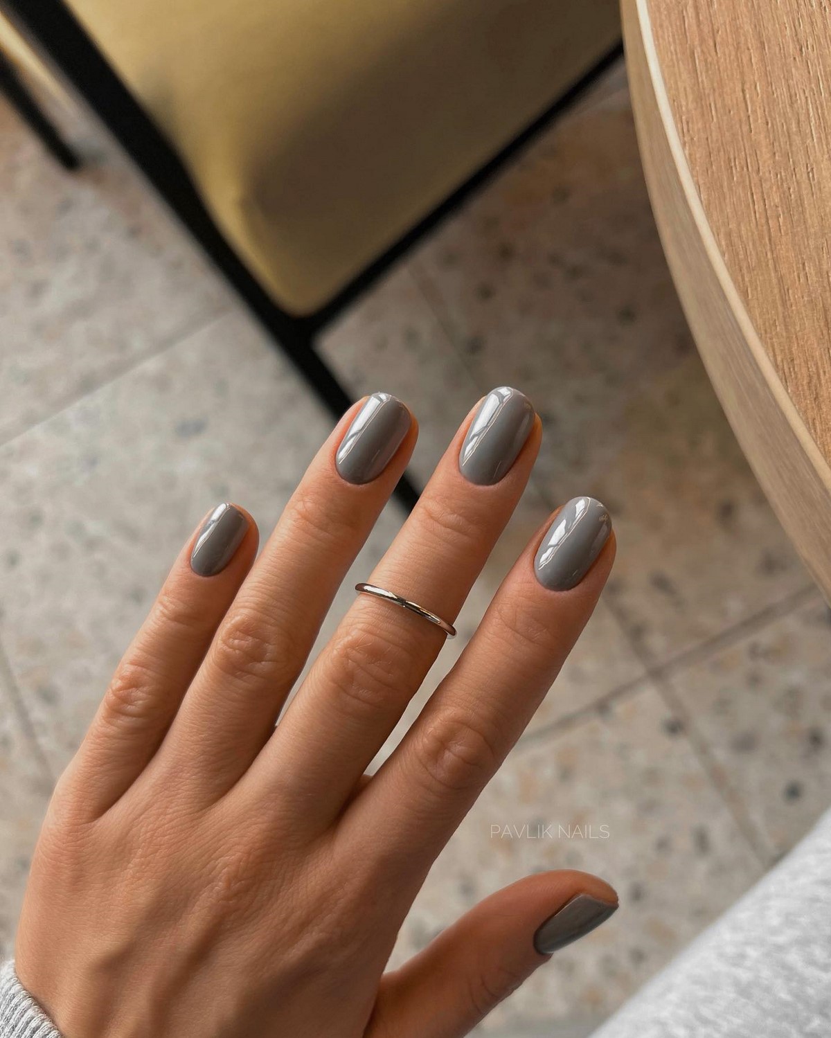 Березневий манікюр без контрастів: спокійний тон з глибшим ефектом