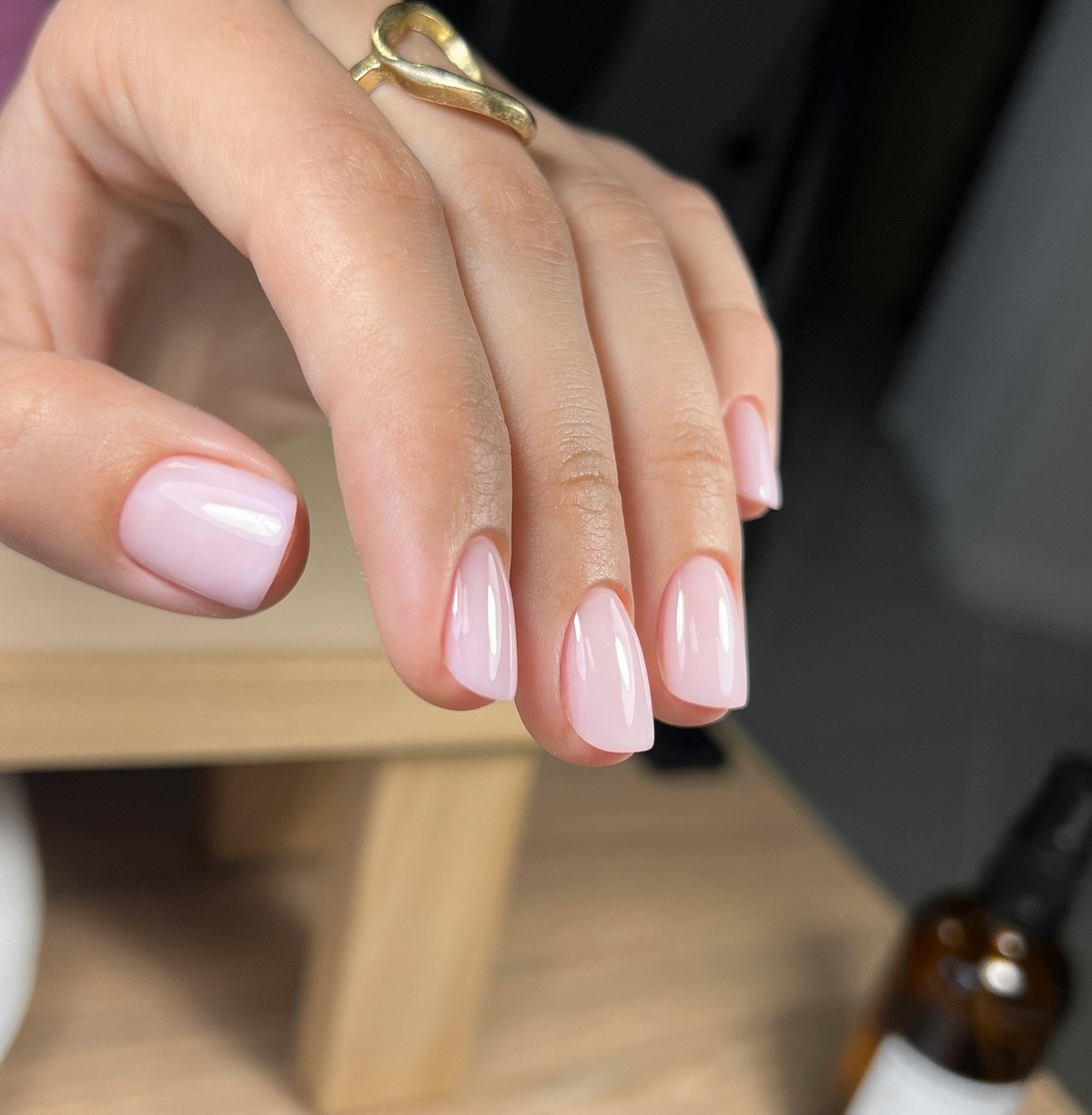 Березневий манікюр без контрастів: спокійний тон з глибшим ефектом