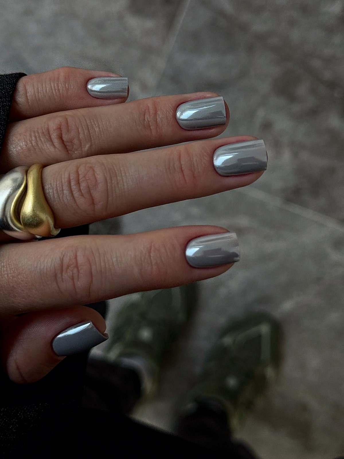 Березневий манікюр без контрастів: спокійний тон з глибшим ефектом