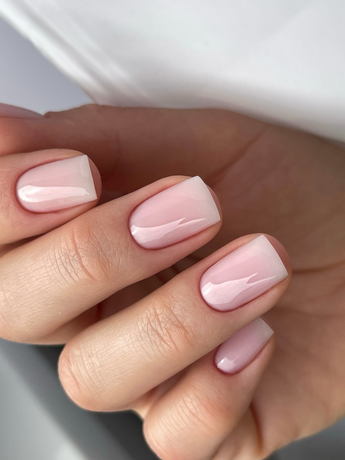 Березневий манікюр без контрастів: спокійний тон з глибшим ефектом