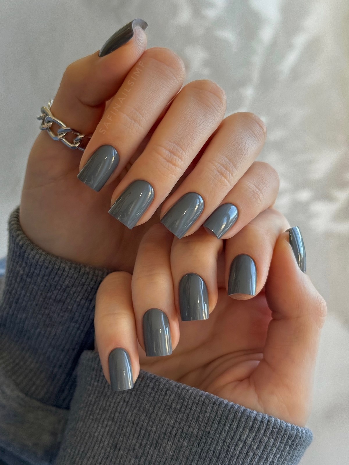 Березневий манікюр без контрастів: спокійний тон з глибшим ефектом