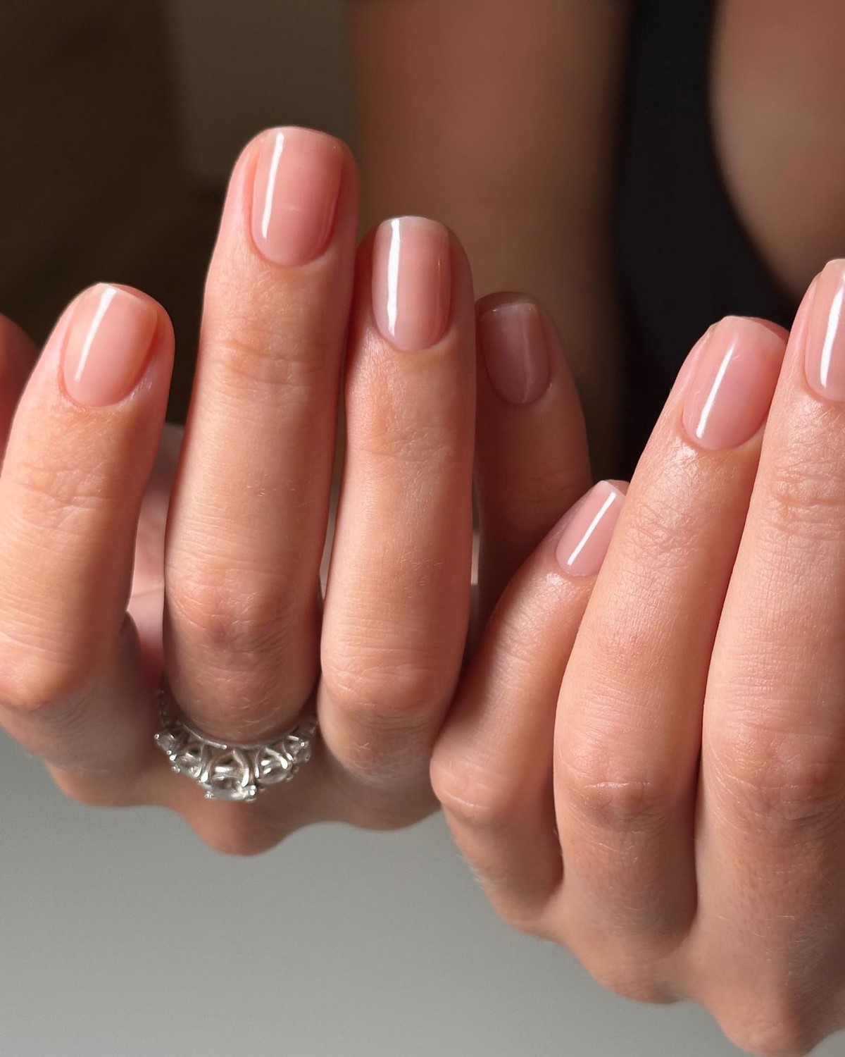 Березневий манікюр без контрастів: спокійний тон з глибшим ефектом