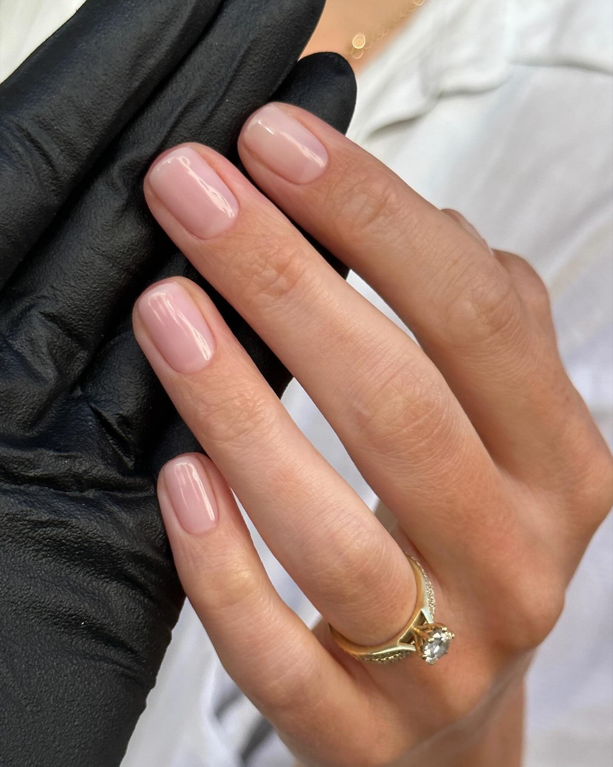 Березневий манікюр без контрастів: спокійний тон з глибшим ефектом