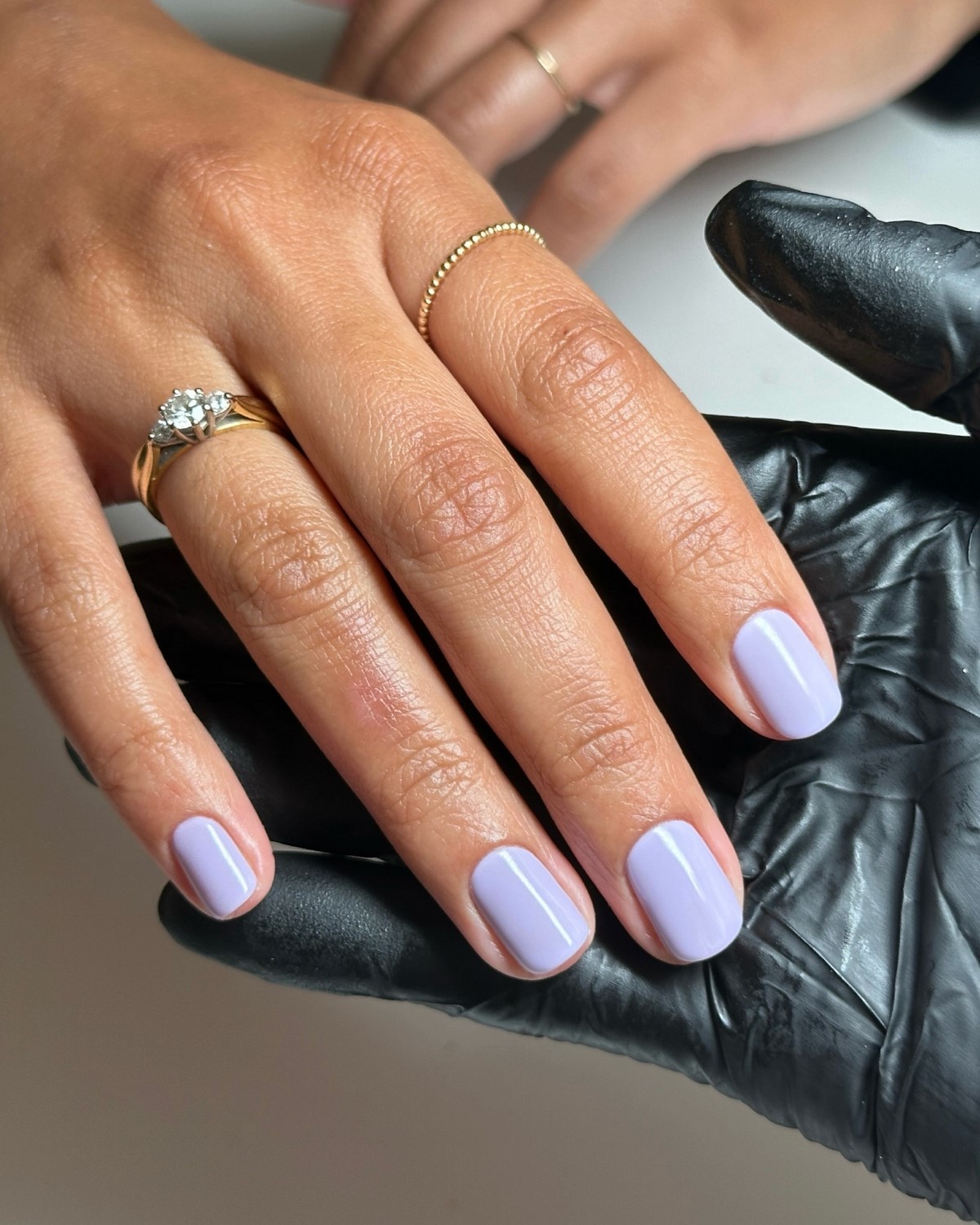 Березневий манікюр без контрастів: спокійний тон з глибшим ефектом