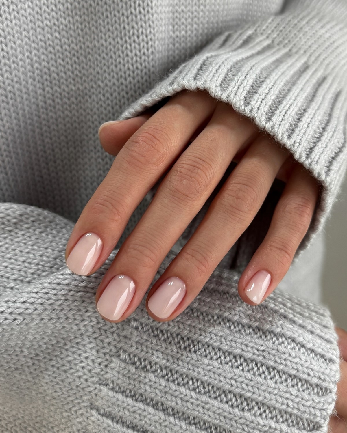 Березневий манікюр без контрастів: спокійний тон з глибшим ефектом