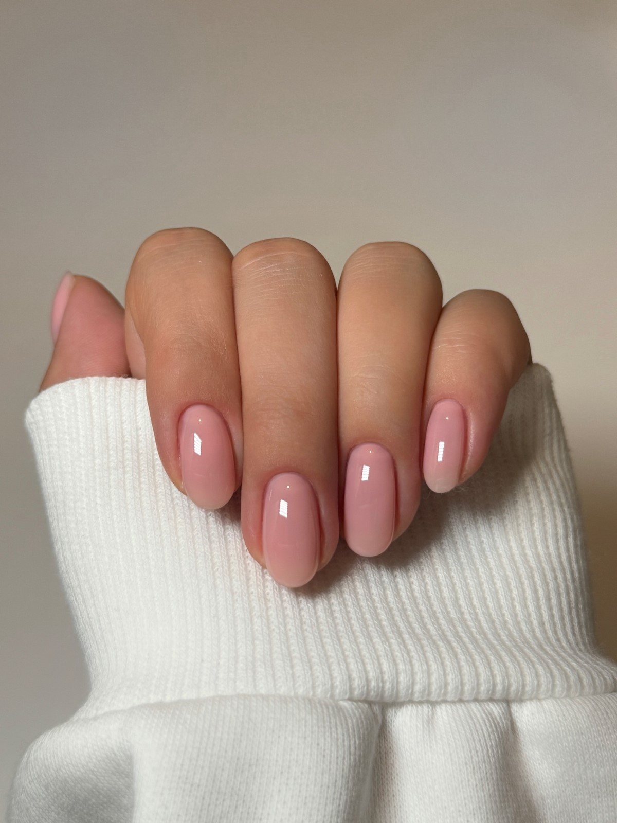 Березневий манікюр без контрастів: спокійний тон з глибшим ефектом