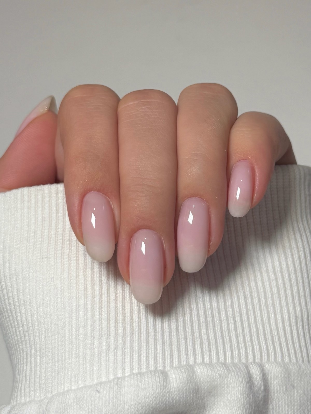 Березневий манікюр без контрастів: спокійний тон з глибшим ефектом