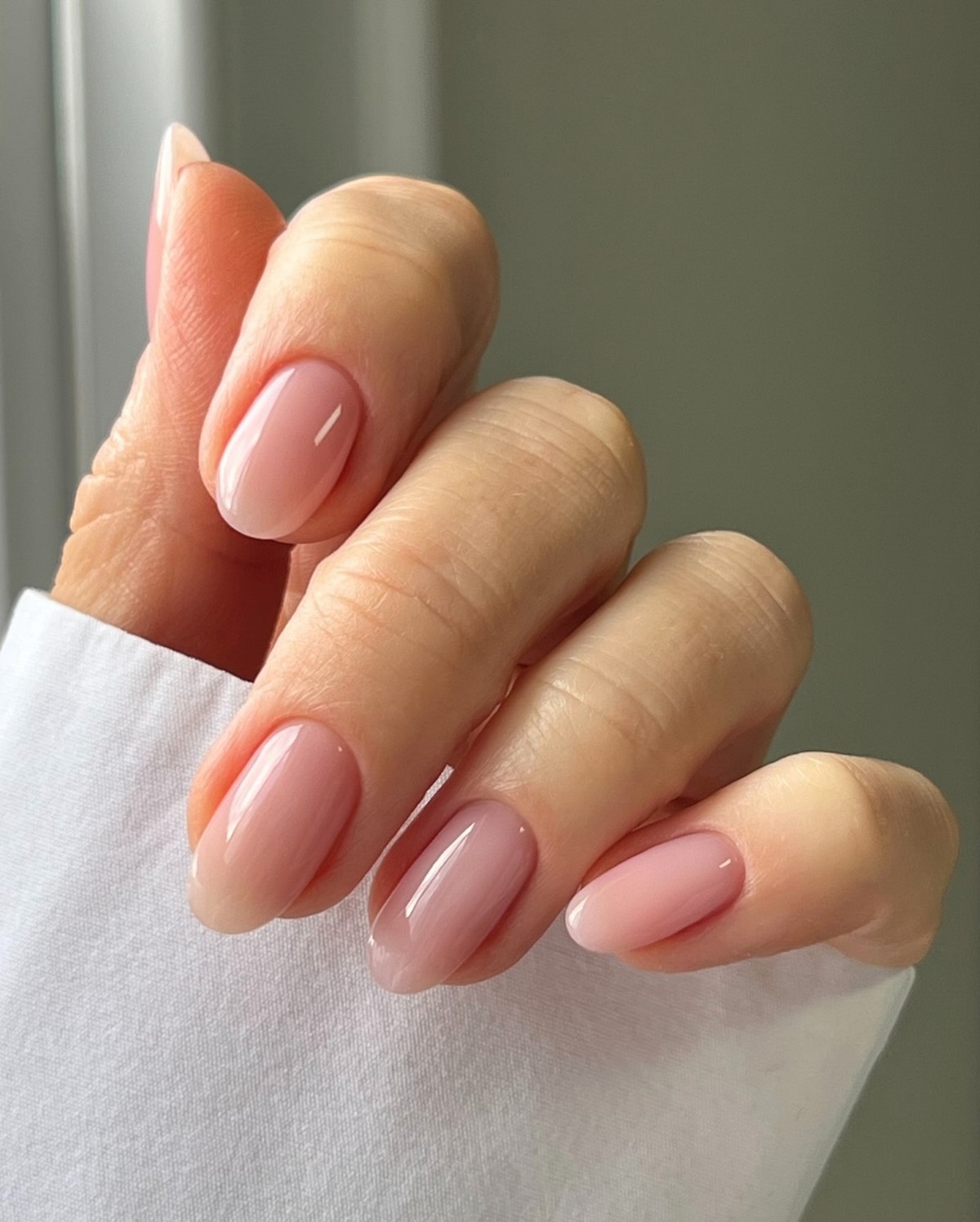 Березневий манікюр без контрастів: спокійний тон з глибшим ефектом