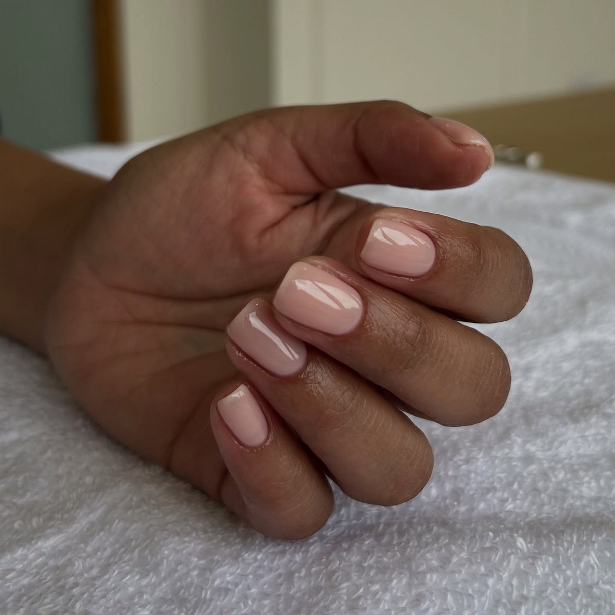 Березневий манікюр без контрастів: спокійний тон з глибшим ефектом