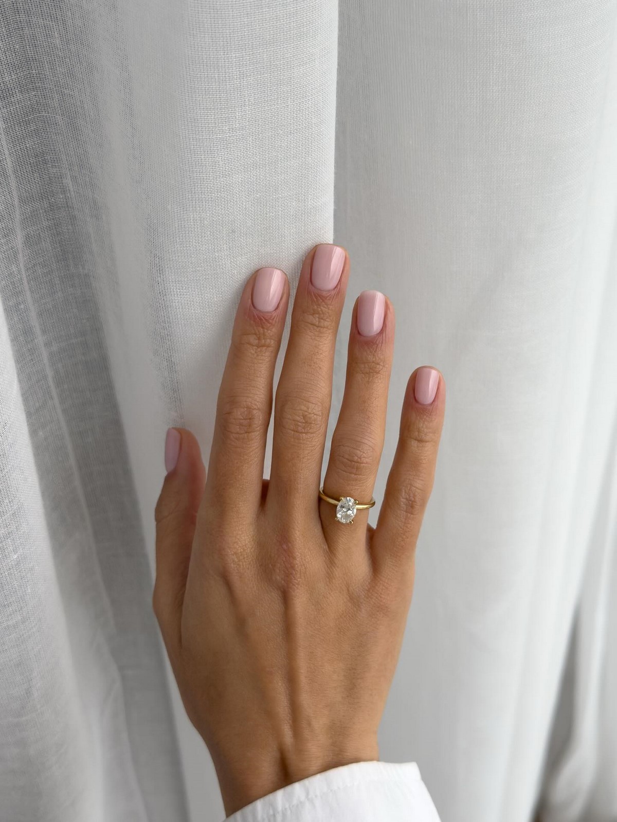 Глянцеві нігті без декору: тренд на чистоту і простоту