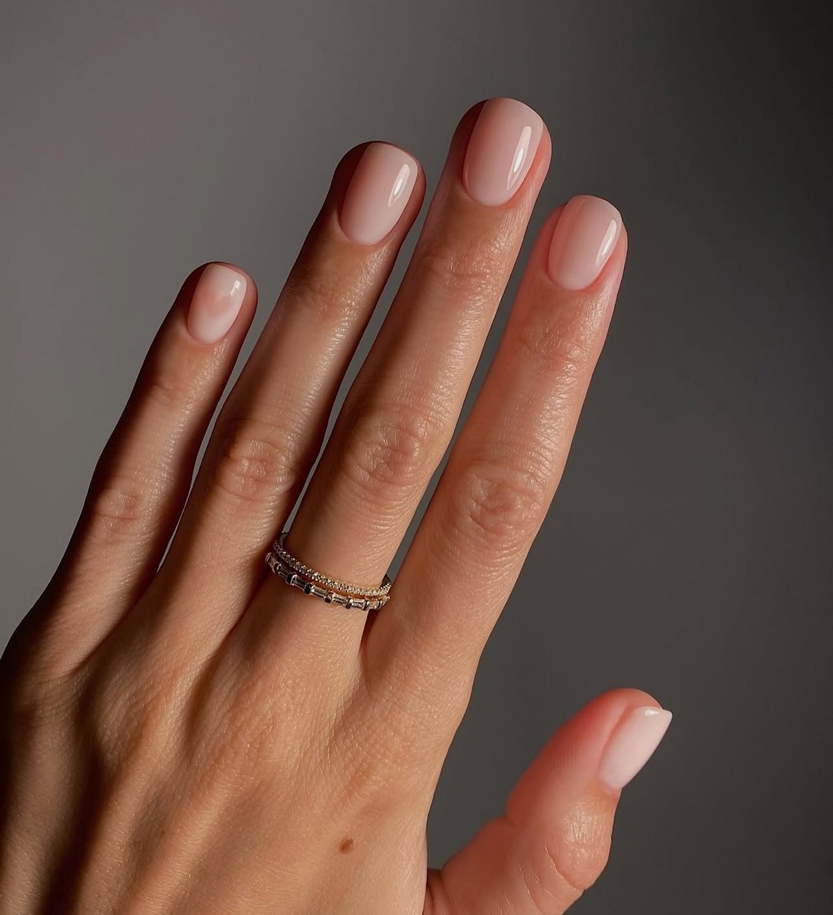 Глянцеві нігті без декору: тренд на чистоту і простоту