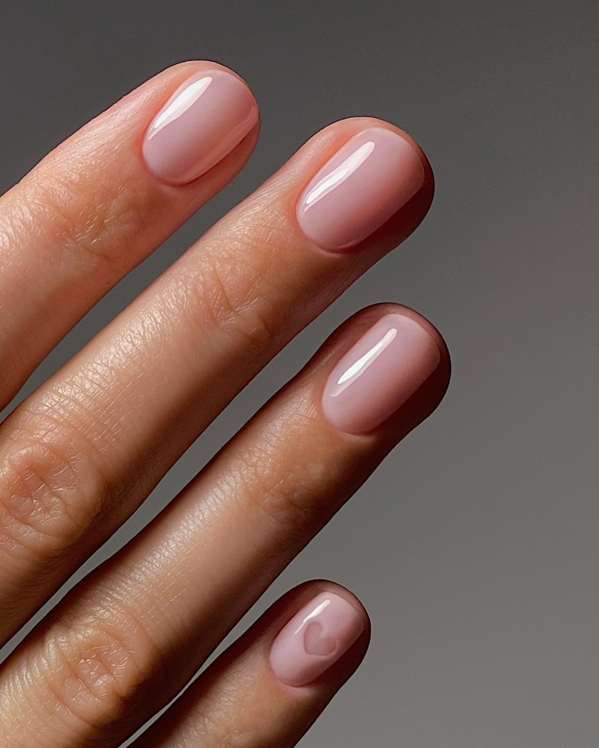 Глянцеві нігті без декору: тренд на чистоту і простоту